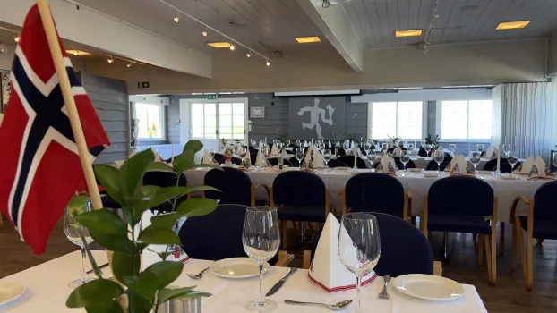 dekket bord med servise og 17. mai pynt i OL-salen. 
