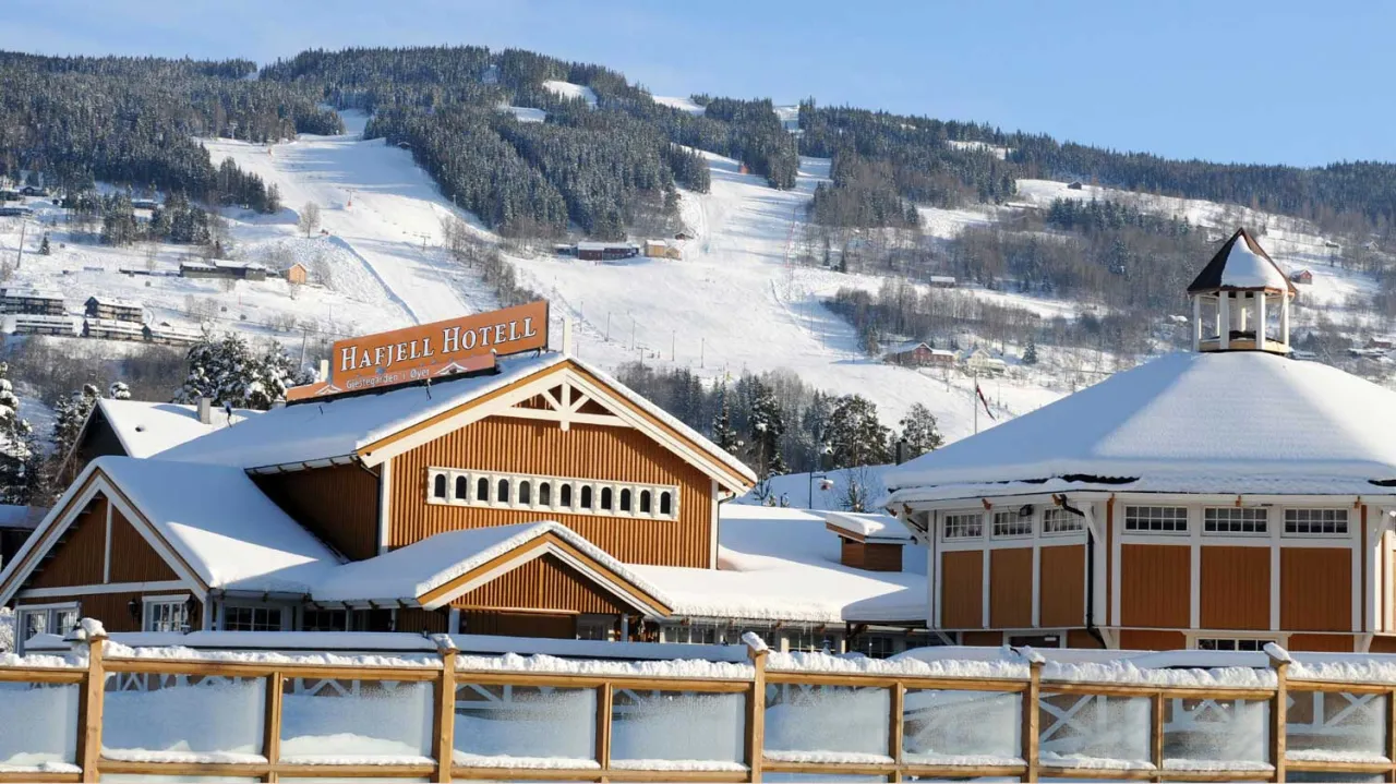 Bilde av hotellets utside på vinteren med Hafjell i bakgrunnen