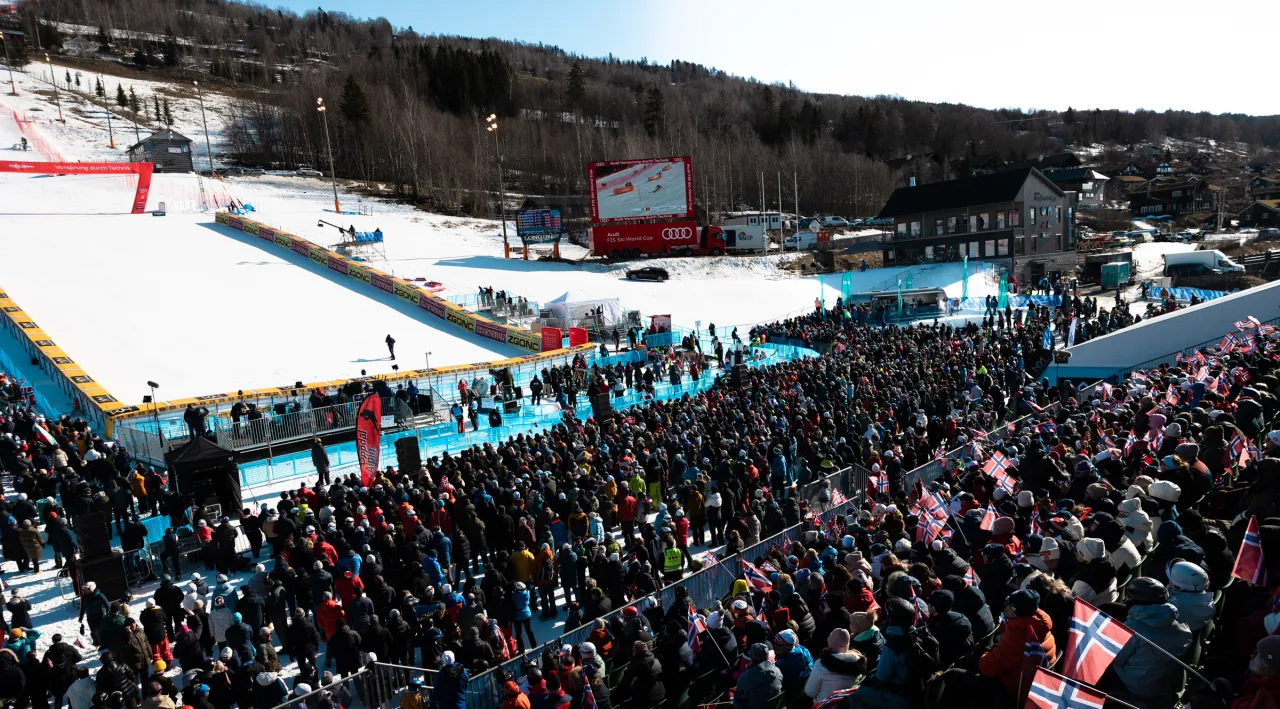 En stor folkemengde i et snødekt område