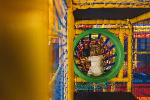 Ryggen av et barn som leker i Lekeland