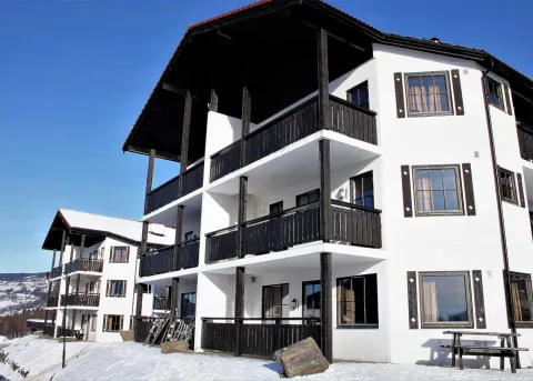 Leilighetskompleks i snødekket landskap